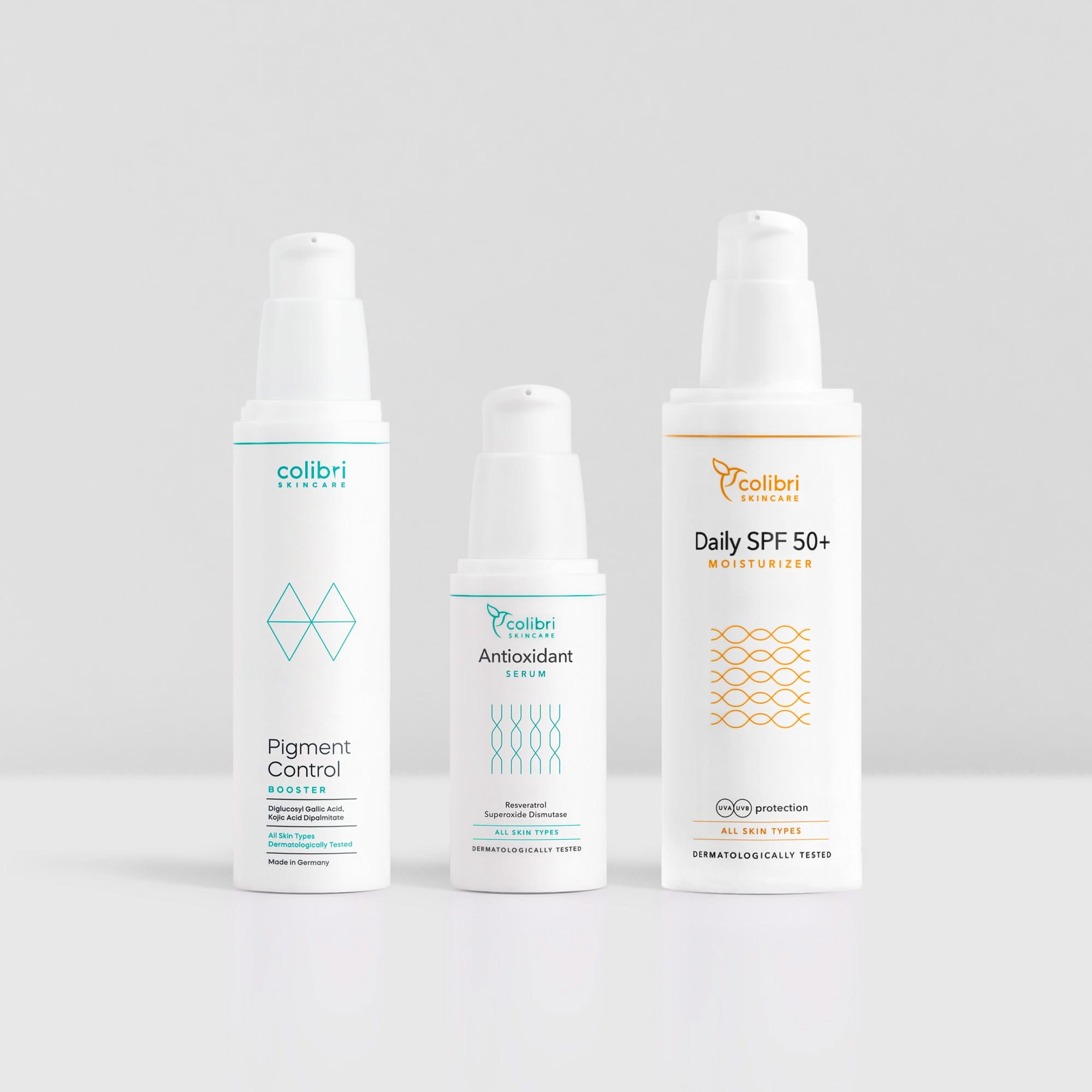 Drei Flaschen Hautpflegeprodukte mit der Aufschrift "Pigment Control", "Antioxidant Serum" und "Daily SPF 50+" auf weißem Hintergrund.