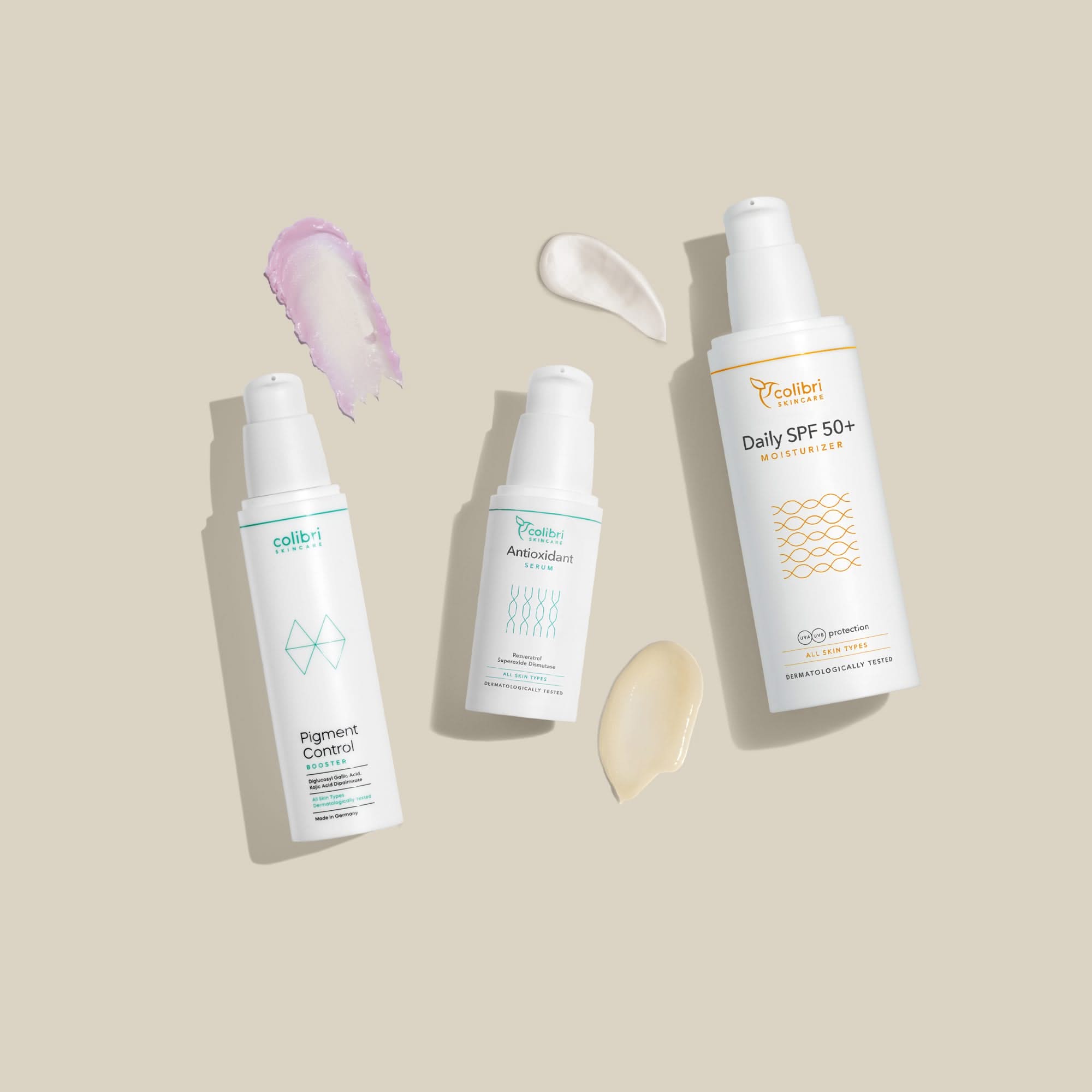 Drei Flaschen Hautpflegeprodukte mit verschiedenen Cremetexturen auf einem beigen Hintergrund.