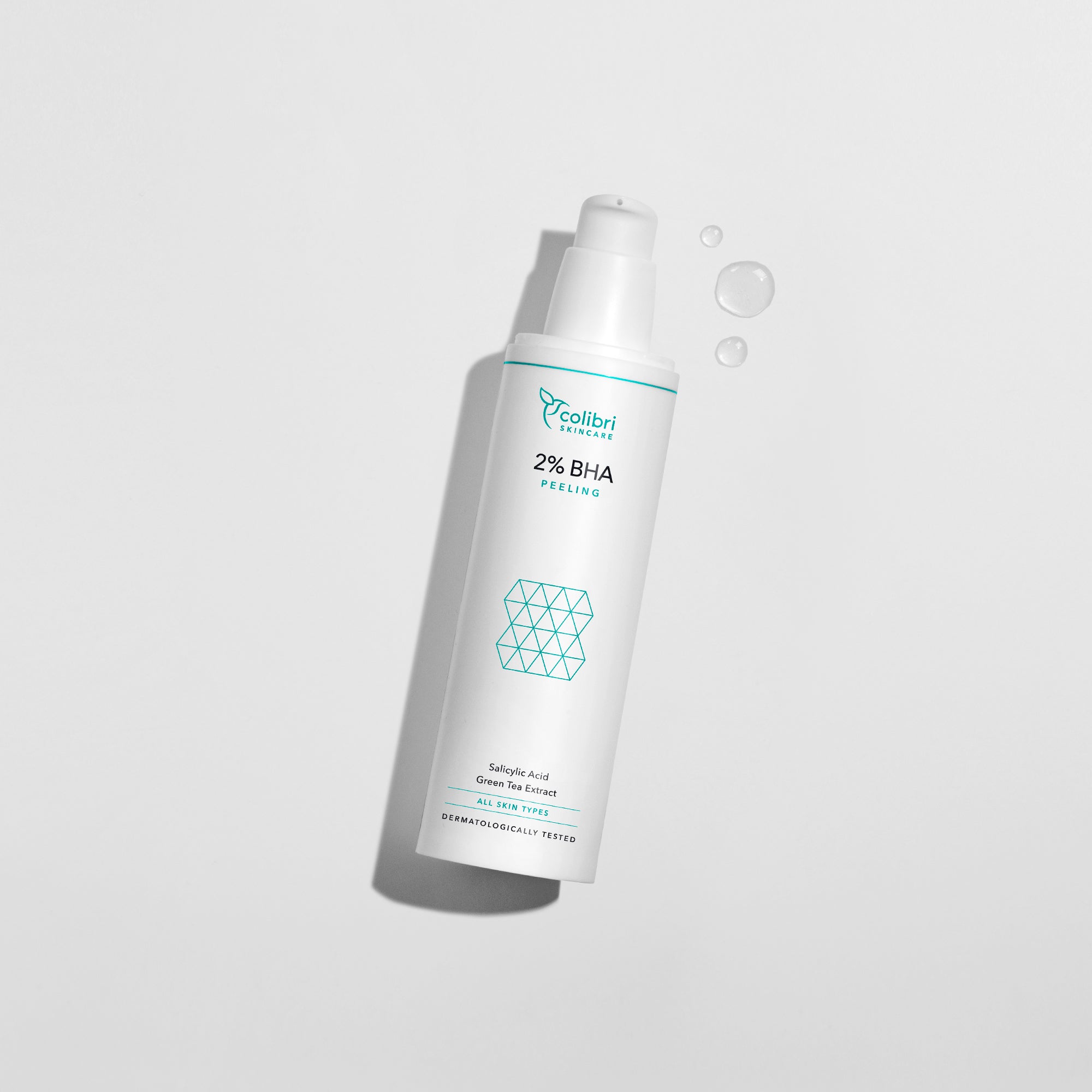 Weißes Fläschchen mit 2% BHA Peeling von Colibri Skincare auf hellem Hintergrund, mit Tropfen daneben.