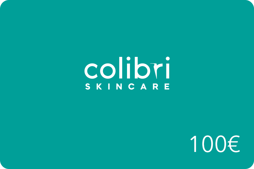 Türkise Geschenk-Karte mit dem weißen Logo „colibri SKINCARE“ in der Mitte und dem Wert „100€“ unten rechts.