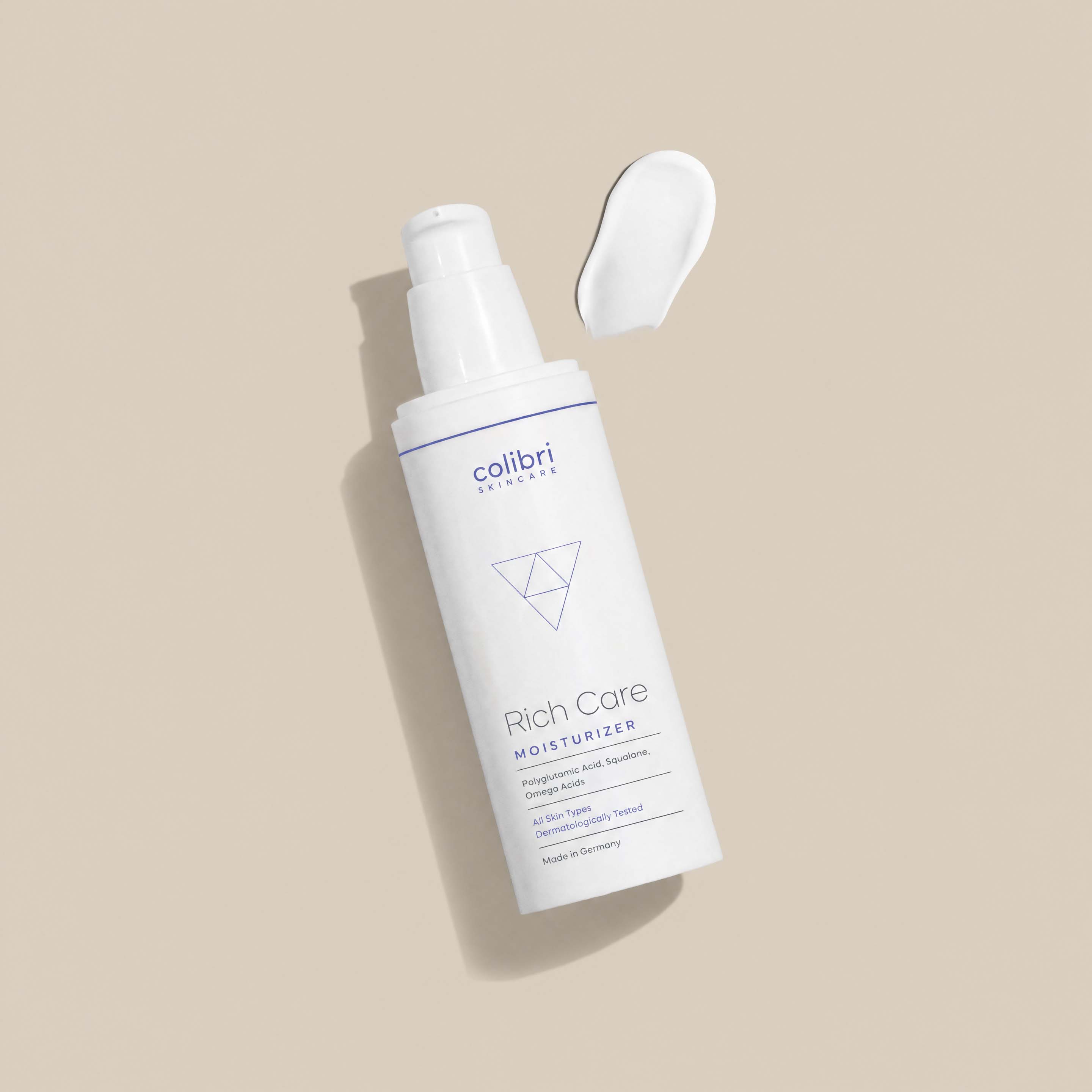 Rich Care Moisturizer Flasche mit Klecks daneben