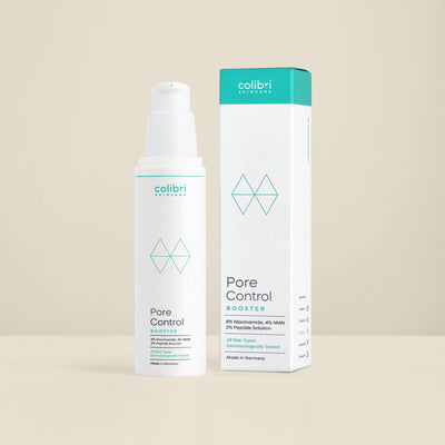 Flasche und Verpackung eines Pore Control Boosters von Colibri Skincare auf beigem Hintergrund.