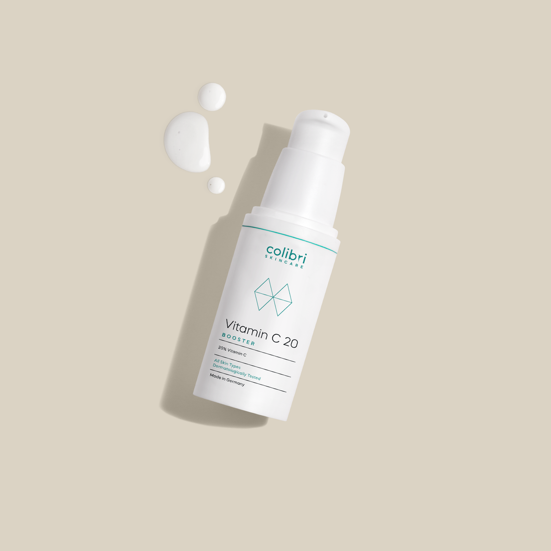 Flasche mit Vitamin C 20 Booster und Tropfen auf beigem Hintergrund.