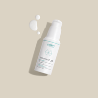 Flasche mit Vitamin C 20 Booster und Tropfen auf beigem Hintergrund.